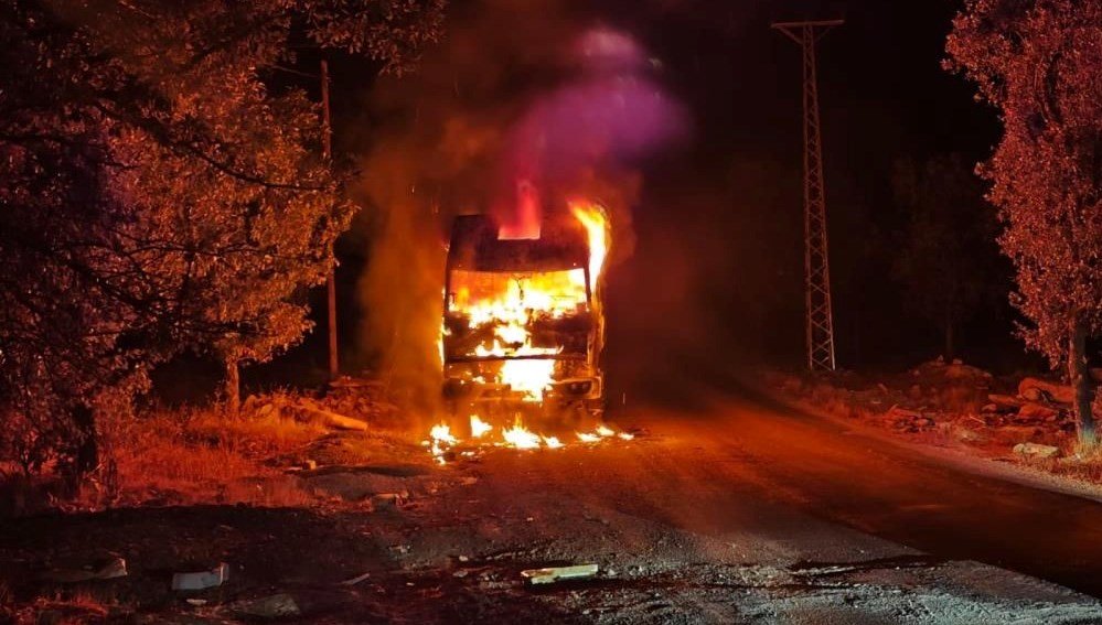 adiyamanda park halindeki kamyon yandi zf25LPef