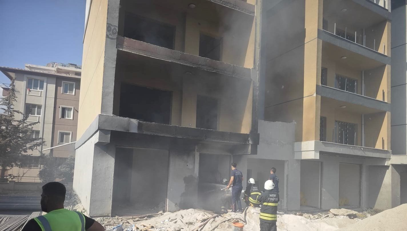 hatayda insaat halindeki binada yangin pdgVX9QD