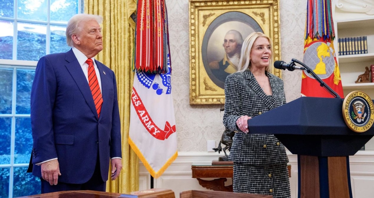 trump dusmanlarinin uzerine adalet bakanini saldi xLACdLES