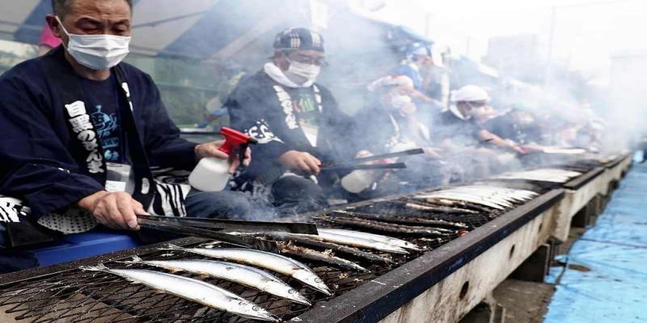 av iyi gecti balikcilar halka bedava dagitti bvXxATVG.jpg