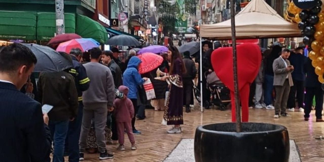 bu da bedava altin kuyrugu kuyumcunun kampanyasi izdiham yaratti a36d566K