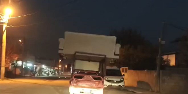 hatayda sorumsuz surucu pes dedirtti motosikletle koltuk tasidi YC9GsNTl.jpg