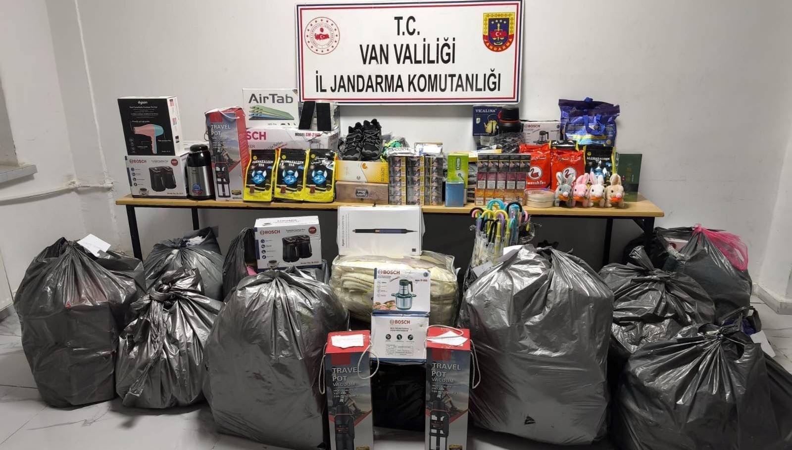 vanda gumruk kacagi malzeme ele gecirildi LkMyhwZO.jpg