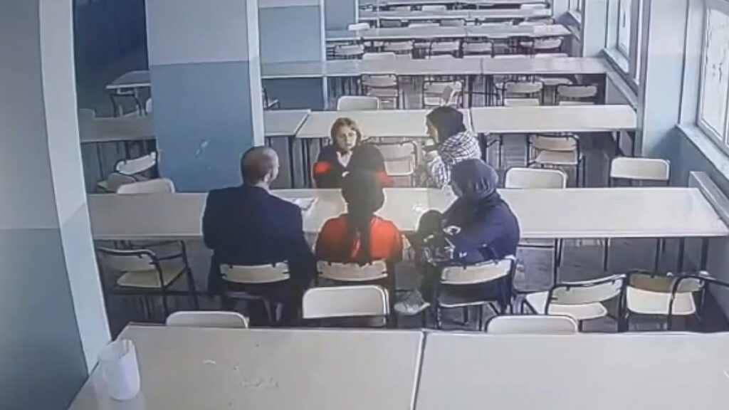 elma-yerken-olumden-dondu-heimlich-hayat-kurtardi-LRrlIkGH