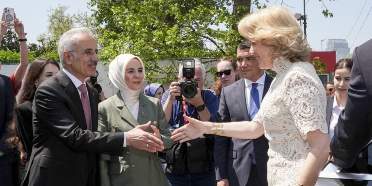 belcika-kralicesi-mathildeden-deniz-muzesine-ziyaret-P8JBZDiT