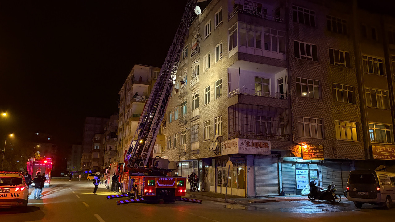 Kayseri’de Gece Yarısı Apartman Yangını: Sakinler Balkona Çıktı