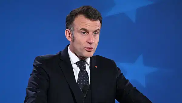 zirvede-tansiyon-yukseldi-macron-sahneye-yurudu-salonu-uyardi-8QNx48uP