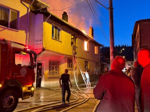 Bursada gece yarisi yangin faciasi cansiz bedeni bulundu kfc5CRw5