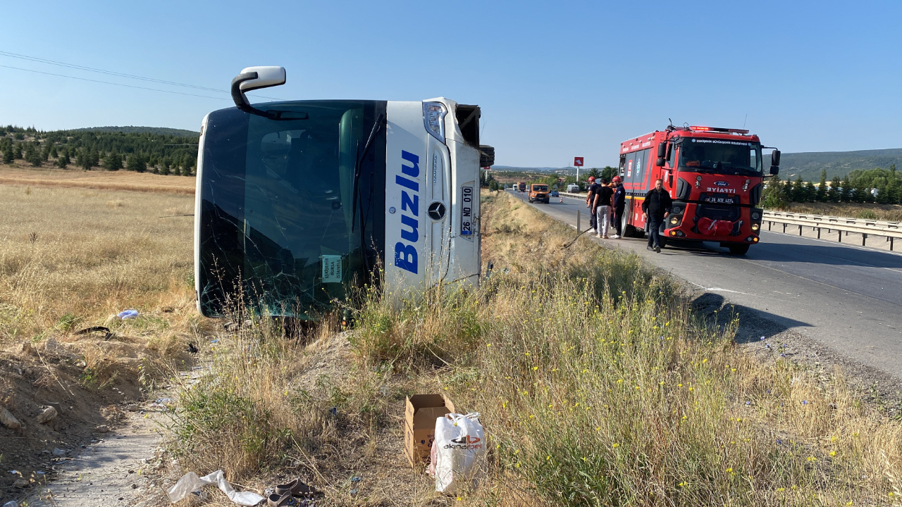 Son dakika eskisehir kutahya yolunda yolcu otobusu devrildi yaralilar var 5pEZBzim